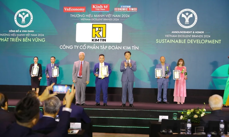 Tập đoàn Vàng Bạc Đá quý Kim Tín  tiếp tục đạt Cup vàng “Thương hiệu mạnh Việt Nam”