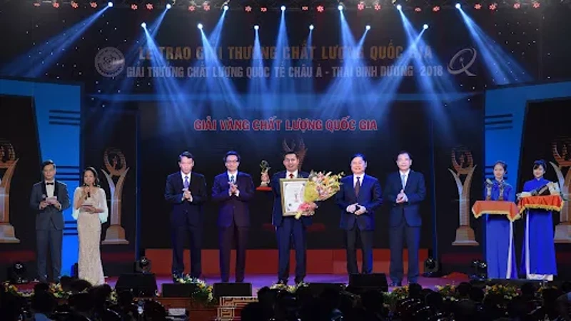 Kim Tín vinh dự được nhận 10 giải Đặc biệt Nữ hoàng trang sức Việt Nam