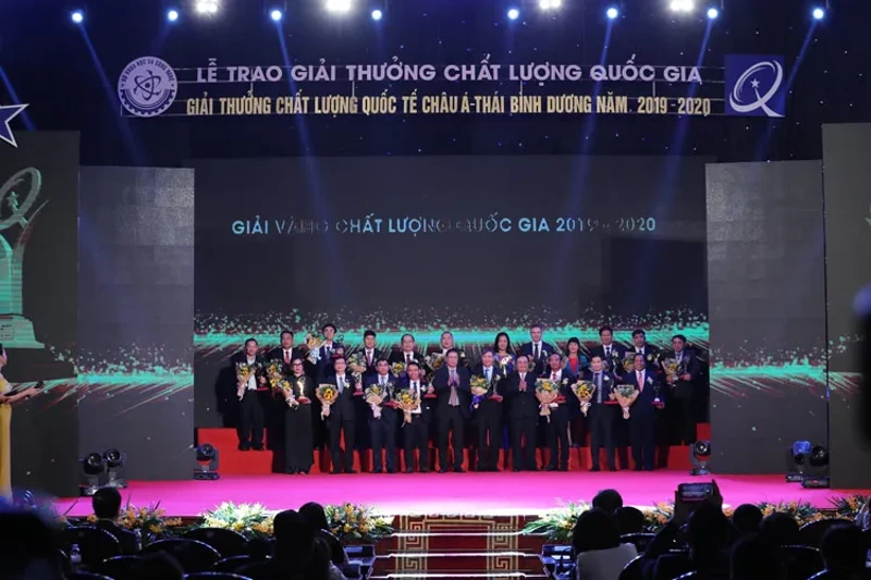 Kim Tín tự hào nhận giải thưởng: GIẢI VÀNG CHẤT LƯỢNG QUỐC GIA