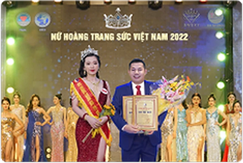 Kim Tín vinh dự được nhận 10 giải Đặc biệt Nữ hoàng trang sức Việt Nam