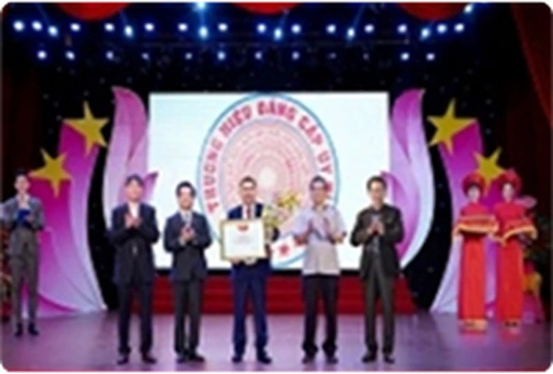 Kim Tín vinh dự được nhận Cup vàng Thương hiệu đẳng cấp uy tín