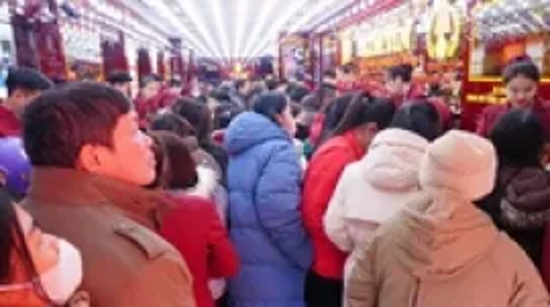 Thời điểm 20h: Không màng trời tối, khách vẫn bủa vây kín cửa hàng