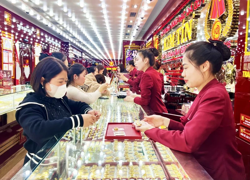 THỜI ĐIỂM 20h: khách chưa có dấu hiệu giảm, dòng người vẫn nườm nượp đổ về Kim Tín mua vàng cầu may