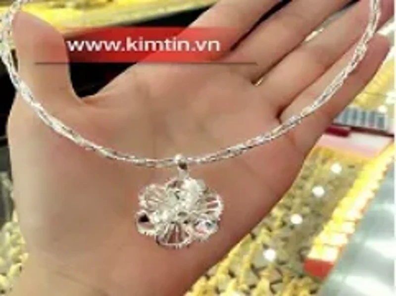 Gợi ý trang sức không thể thiếu cho tủ đồ mùa thu của quý cô công sở
